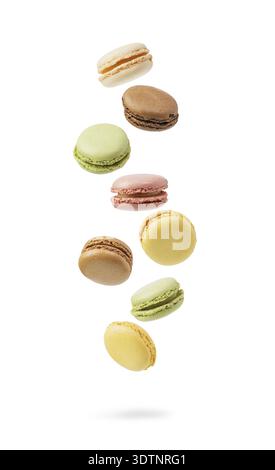 Macarons français colorés et tombants isolés sur fond blanc Banque D'Images