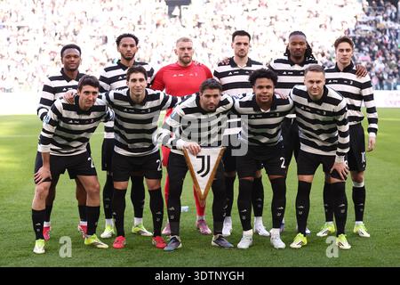 Les joueurs de la Juventus FC posent pour une photo d'équipe avant le match de Serie A entre la Juventus FC et le Como 1907 au stade Allianz le 21 février 2026 à Turin, Italie . Banque D'Images
