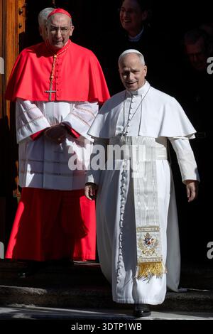 Rome, Italie. 22 février 2026. Le pape Léon XIV part à la fin de sa visite dans la paroisse romaine du Sacré-cœur de Jésus à Castro Pretorio à Rome. Crédit : SOPA images Limited/Alamy Live News Banque D'Images