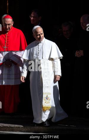 Rome, Italie. 22 février 2026. Le pape Léon XIV part à la fin de sa visite dans la paroisse romaine du Sacré-cœur de Jésus à Castro Pretorio à Rome. Crédit : SOPA images Limited/Alamy Live News Banque D'Images