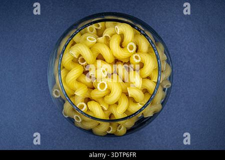 Beaucoup de délicieuses pâtes italiennes sur le comptoir du marché de l'épicerie, nourriture bio savoureuse composée de pâtes italiennes crues fraîches en gros plan, belle texture mûre de n Banque D'Images