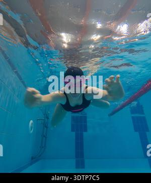 Nageur sous-marin pratiquant le freestyle en piscine pour longueurs Banque D'Images