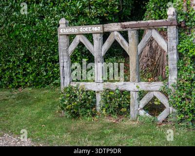 Ancienne porte en bois altérée à l'entrée de Church Cottage, Titchwell, Norfolk, Royaume-Uni Banque D'Images