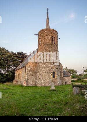 Vue extérieure de la tour ronde église de St Mary, village de Titchwell, Norfolk, Royaume-Uni Banque D'Images