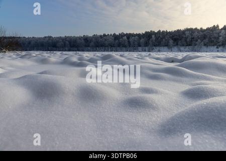 une grande rivière avec des neiges sur le fond du ciel et de la forêt en hiver, de belles neiges blanches profondes inégales dans la saison froide sur t Banque D'Images
