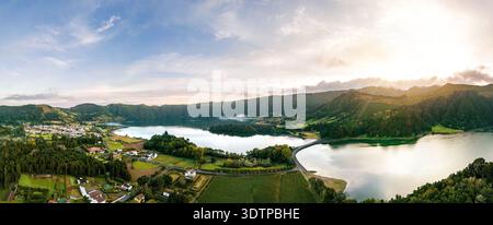 Panorama aérien de Sete Cidades avec Lagoa Azul et Lagoa Verde sur l'île de São Miguel, Açores Banque D'Images