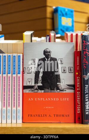 Gros plan des mémoires 'an Unplanning Life' de Franklin A. Thomas, exposés face à face sur une étagère en bois de librairie. Banque D'Images
