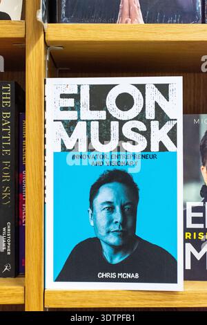 Gros plan du livre de biographie 'Elon Musk : Innovator, entrepreneur and Visionary' de Chris McNab exposé sur une étagère en bois de librairie. Banque D'Images