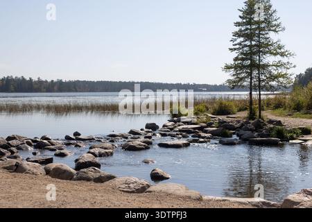 Une scène paisible au bord du lac avec un ruisseau rocheux Banque D'Images