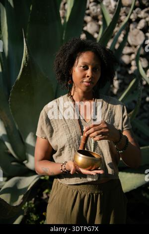 Femme noire menant le rituel de bien-être avec Singing Bowl au Mexique Banque D'Images