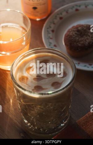 Tasse de café sur une table dans un café en Europe avec une belle lumière Banque D'Images