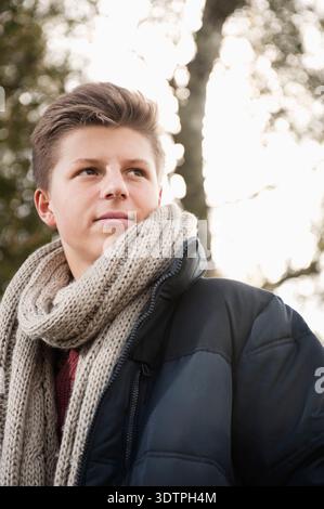 Portrait d'un jeune homme portant une écharpe à l'extérieur en automne Banque D'Images