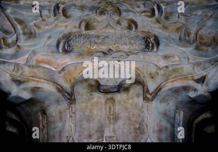 Capitale sculptée dans la salle de prière du collège coranique du XVIe siècle de notre ère, la Ben Youssef Merdersa, à Marrakech, Maroc. Le bâtiment est célébré comme un sommet de l'architecture saadienne et musulmane. Banque D'Images
