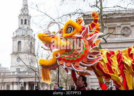 Défilé du nouvel an chinois 2026 à Londres, Royaume-Uni. Danse dragon avec l'église St Martin-in-the-Fields Banque D'Images