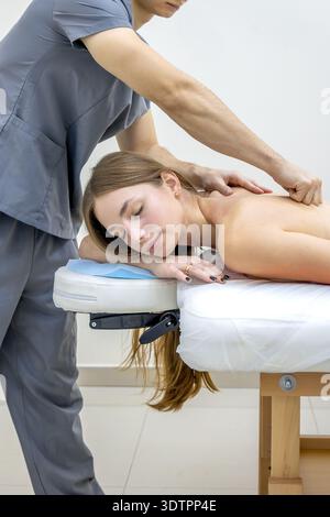 Le médecin de réadaptation applique une contre-pression profonde pour la récupération du patient. Thérapie de déclenchement. Banque D'Images