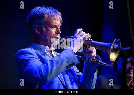 Mark Armstrong joue de la trompette en concert au Festival de Jazz de Scarborough 2025 Banque D'Images