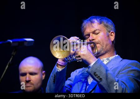 Mark Armstrong joue de la trompette en concert au Festival de Jazz de Scarborough 2025 Banque D'Images
