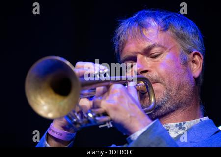 Mark Armstrong joue de la trompette en concert au Festival de Jazz de Scarborough 2025 Banque D'Images