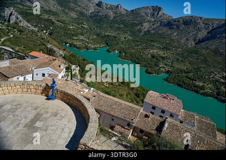 Vue en haut angle sur le réservoir turquoise de Guadalest et les toits du village depuis le point de vue du château, Alicante, Communauté valencienne, Espagne, Europe Banque D'Images