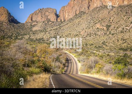 Route pittoresque dans le parc national de Big Bend, Texas États-Unis Banque D'Images