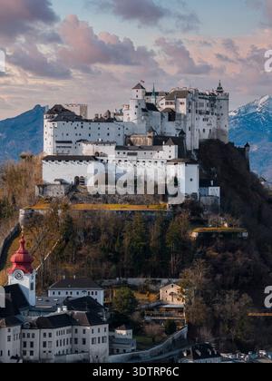 Forteresse de Hohensalzburg au-dessus de Salzbourg avec les Alpes dans la lumière de l'hiver Banque D'Images