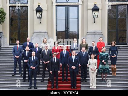 (260223) -- LA HAYE, 23 février 2026 (Xinhua) -- le roi des pays-Bas Willem-Alexander (2e R, devant) et les membres du nouveau gouvernement néerlandais dirigé par le premier ministre Rob Jetten (2e l, devant) posent pour une photo de groupe au palais huis Ten Bosch à la Haye, aux pays-Bas, le 23 février 2026. Un gouvernement minoritaire néerlandais a officiellement prêté serment lundi au palais huis Ten Bosch à la Haye, plus de 110 jours après les élections législatives tenues le 29 octobre dernier. À la suite de la décharge du précédent cabinet, 18 ministres et 10 secrétaires d'État ont prêté serment. Le nouveau cabinet est une coalition de Demo Banque D'Images