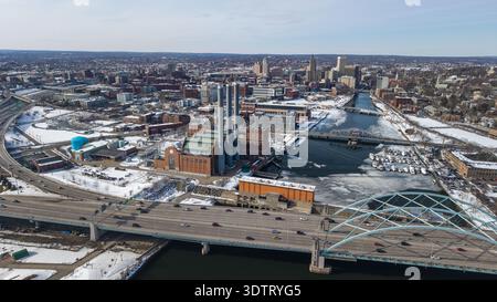 Vue aérienne de la ligne d'horizon de Providence avec l'emblématique centrale électrique en briques debout haut à côté de la rivière partiellement gelée, Providence, Rhode Island, U. Banque D'Images
