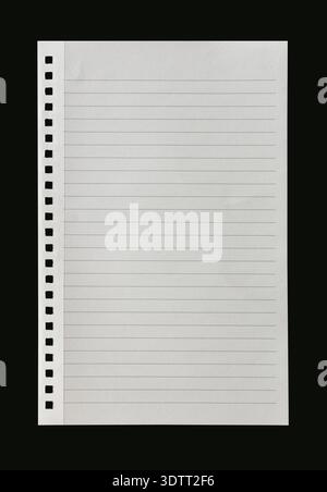 page de papier ligné blanc vierge avec bords arrachés d'un cahier, isolée sur un fond noir uni pour l'espace de copie et le design. Banque D'Images