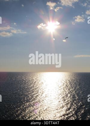 Superbe coucher de soleil sur la mer Égée à Maroneia, Rhodope, Grèce. Lumière du soleil heure dorée se reflétant sur la surface de l'eau. Paysage côtier minimaliste. Banque D'Images