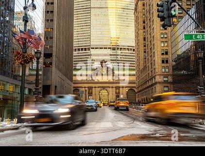 Grand Central Station, extérieur de New York City, taxis jaunes se précipitant vers Grand Central terminal à Manhattan, New York, gare emblématique Banque D'Images
