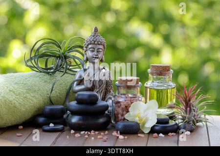 Spa et composition bien-être avec statuette de Bouddha et pierres zen. Set pour bain, massage et relaxation. Arrière-plan avec espace de copie Banque D'Images