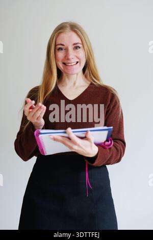 Jeunes femmes professionnelles planifiant des idées et prenant des notes Banque D'Images