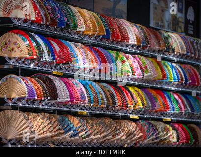 Une exposition colorée d'abanicos espagnols traditionnels, ventilateurs de main dans une boutique de souvenirs à Palma de Majorque. Banque D'Images