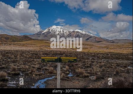 Le Mt. De Nouvelle-Zélande Ruapehu est vu le long de la piste des lacs Tama dans le parc national de Tongariro en novembre 2023. Photo d'Ernie Mastroianni Banque D'Images