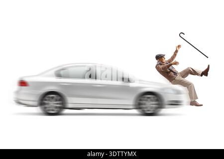 Homme senior frappé par une voiture isolée sur fond blanc Banque D'Images