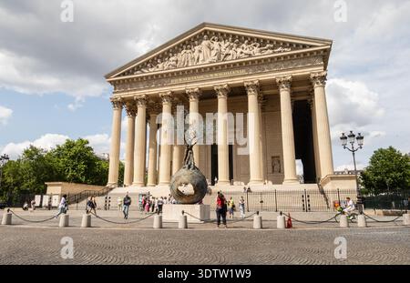Paris, France - 15 juin 2025 : église de la Madeleine à Paris, un grand temple néo-classique au cœur du 8ème arrondissement de Paris Banque D'Images