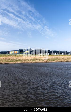Centre de données Microsoft AMS13 et AMS14 situé à côté d'une autoroute en Hollande du Nord. La structure moderne a des couleurs vives et est près d'un plan d'eau Banque D'Images