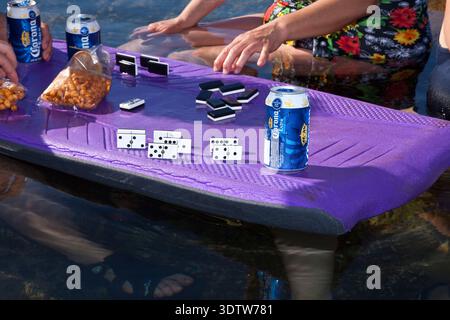 Jeu de domino à la piscine de la mer. Costa Careyes, Mexique Banque D'Images
