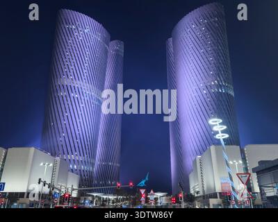 Place Vendôme des tours sur le boulevard Lusail à Lusail, Qatar la nuit avec une architecture moderne illuminée et une rue de la ville animée. Banque D'Images