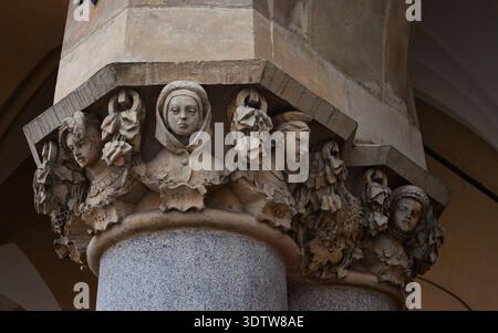 Sculptures en pierre historiques sur colonne architecturale – détail de style Renaissance Banque D'Images
