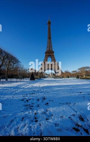 La Tour Eiffel se dresse majestueusement en hiver, entourée d'un paysage enneigé et d'un ciel bleu clair, rare beauté de Paris pendant les mois les plus froids, F. Banque D'Images