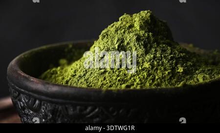 Colline de thé vert Matcha en poudre dans un bol à thé, vue panoramique Banque D'Images