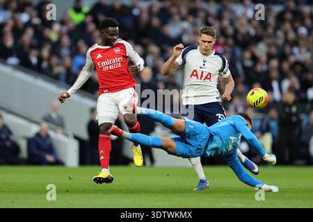 Londres, Royaume-Uni. 22 février 2026. Guglielmo Vicario, le gardien de Tottenham Hotspur sauve de Bukayo Saka d'Arsenal. Premier League match, Tottenham Hotspur contre Arsenal au Tottenham Hotspur Stadium à Londres le dimanche 22 février 2026. Cette image ne peut être utilisée qu'à des fins éditoriales. Usage éditorial exclusif photo par Andrew Orchard/Alamy Live News Banque D'Images