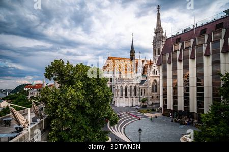 Paysage urbain historique avec la place près du bastion des pêcheurs et l'église Matthias de Budapest Banque D'Images