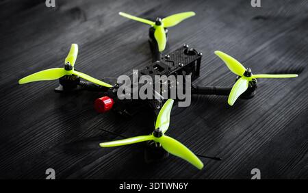Fait à la main FPV Racing Drone avec Un cadre personnalisé et des moteurs sur Une table noire Banque D'Images
