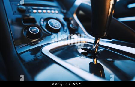 Sélecteur de transmission automatique moderne dans l'intérieur contemporain de voiture contre le panneau de commande de tableau de bord de voiture Banque D'Images