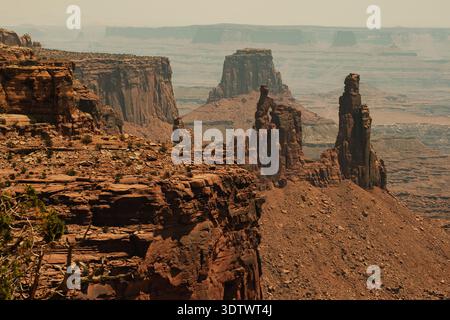 Pics accidentés et bords de canyon ensoleillés. Des structures en forme de falaise survolent les paysages arides du Canyon de manière éclatante Banque D'Images