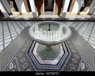 Fontaine centrale dans la cour du Palais de Bahia, Marrakech, Maroc, février 2026 Banque D'Images