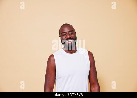 Portrait d'homme barbu heureux debout sur fond coloré Banque D'Images