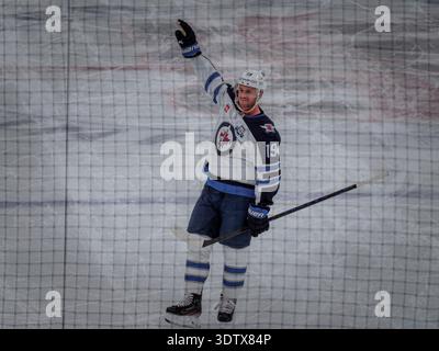 L’attaquant des jets de Winnipeg Jonathan Toews salue les partisans lors de sa première apparition au United Center de Chicago après avoir quitté les Blackhawks Banque D'Images